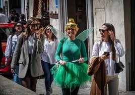 Despedida de soltera con ambiente de buen tiempo por el centro de Granada, en la carrera del Darro.