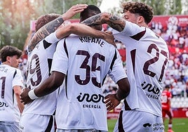 Los futbolistas del Albacete celebran un gol de Kofane.
