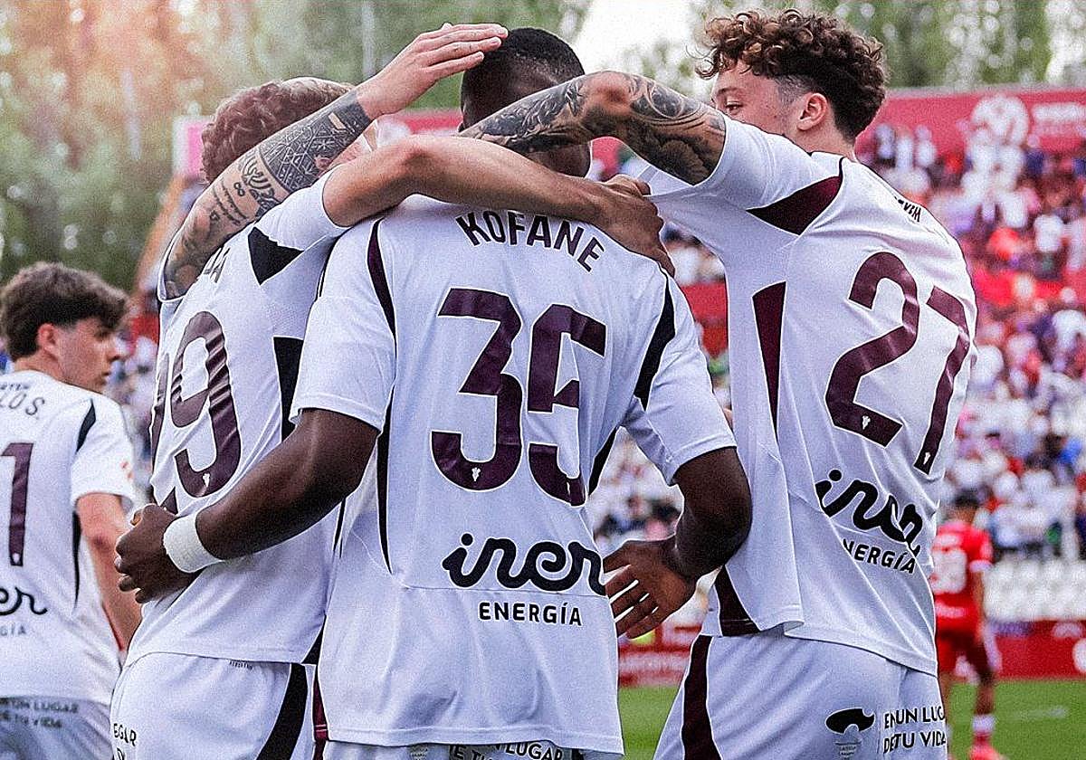 Los futbolistas del Albacete celebran un gol de Kofane.