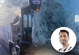 El autobús del Cartagena, tras el impacto. En el detalle, el sexitano Andy Rodríguez.