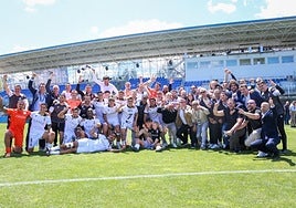 Los futbolistas del Ceuta celebran su ascenso a Segunda división en Fuenlabrada.