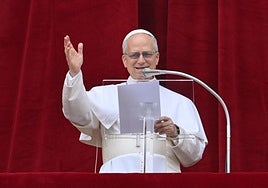 El Papa León XIV durante su primera Regina Caeli desde el balcón central de la Basílica de San Pedro.