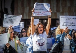 Imagen de archivo de una protesta de los funcionarios de justicia en Granada.