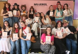 Adriana Criado (centro, izquierda), rodeada de seguidores de 'Espíritu salvaje'.