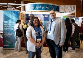 La subdirectora de Apdi Group, Ana Polo, junto al fundador de APDI Juan Antonio Rosado en el expositor de la Feria de Empleo que se ha celebrado esta semana en Granada.