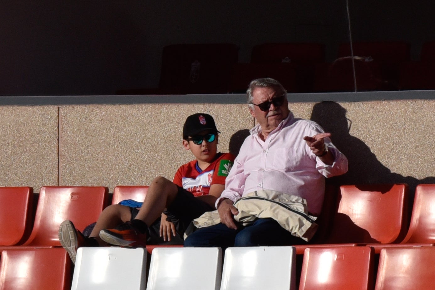 Encuéntrate en la grada del Granada-Eibar