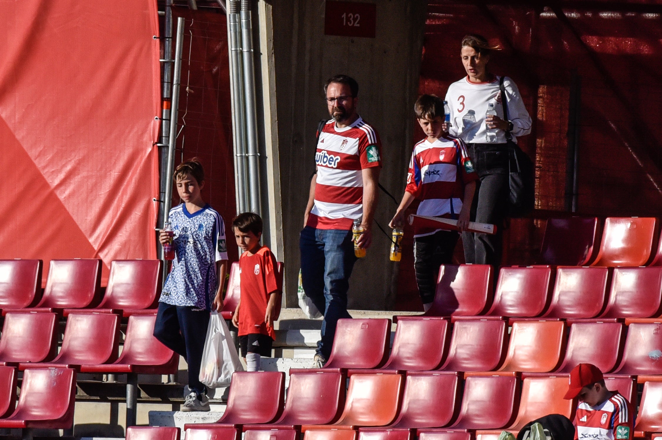 Encuéntrate en la grada del Granada-Eibar