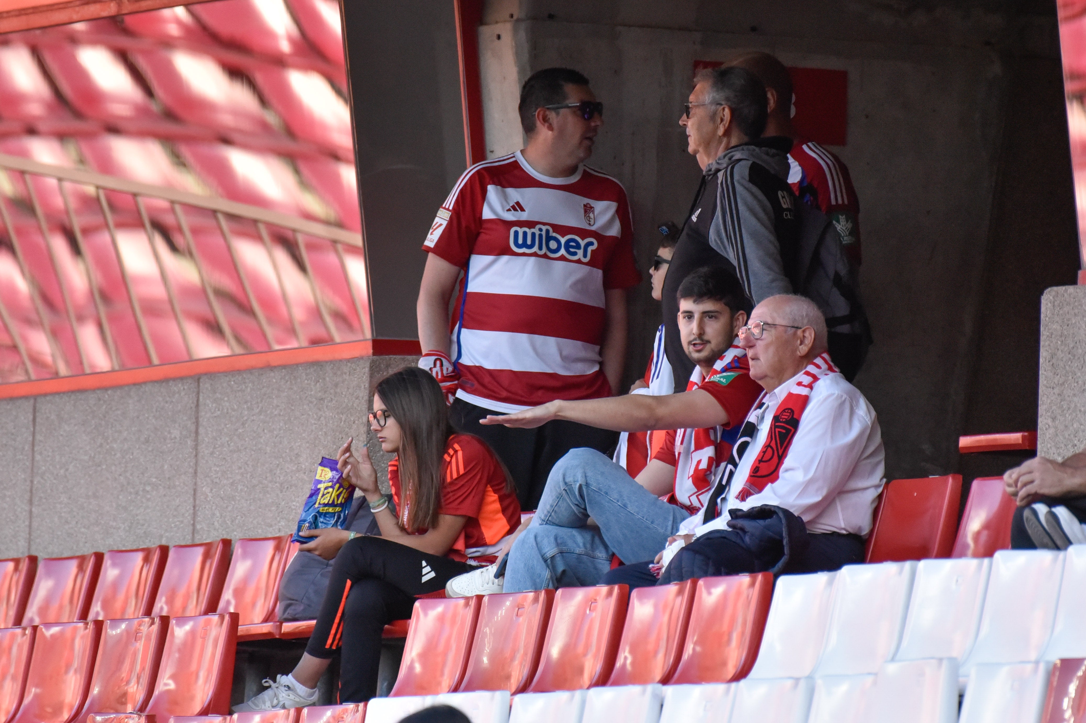 Encuéntrate en la grada del Granada-Eibar