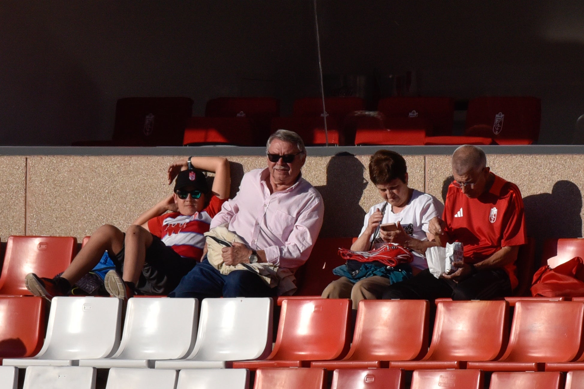 Encuéntrate en la grada del Granada-Eibar