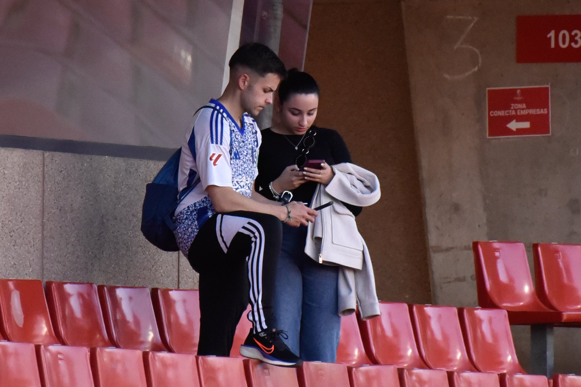 Encuéntrate en la grada del Granada-Eibar