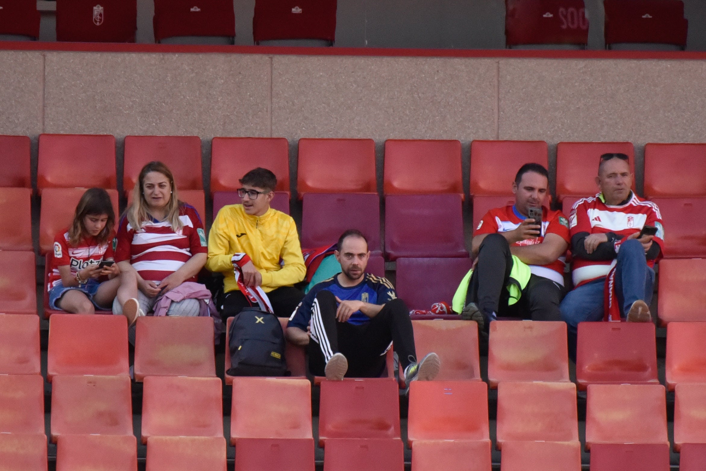 Encuéntrate en la grada del Granada-Eibar