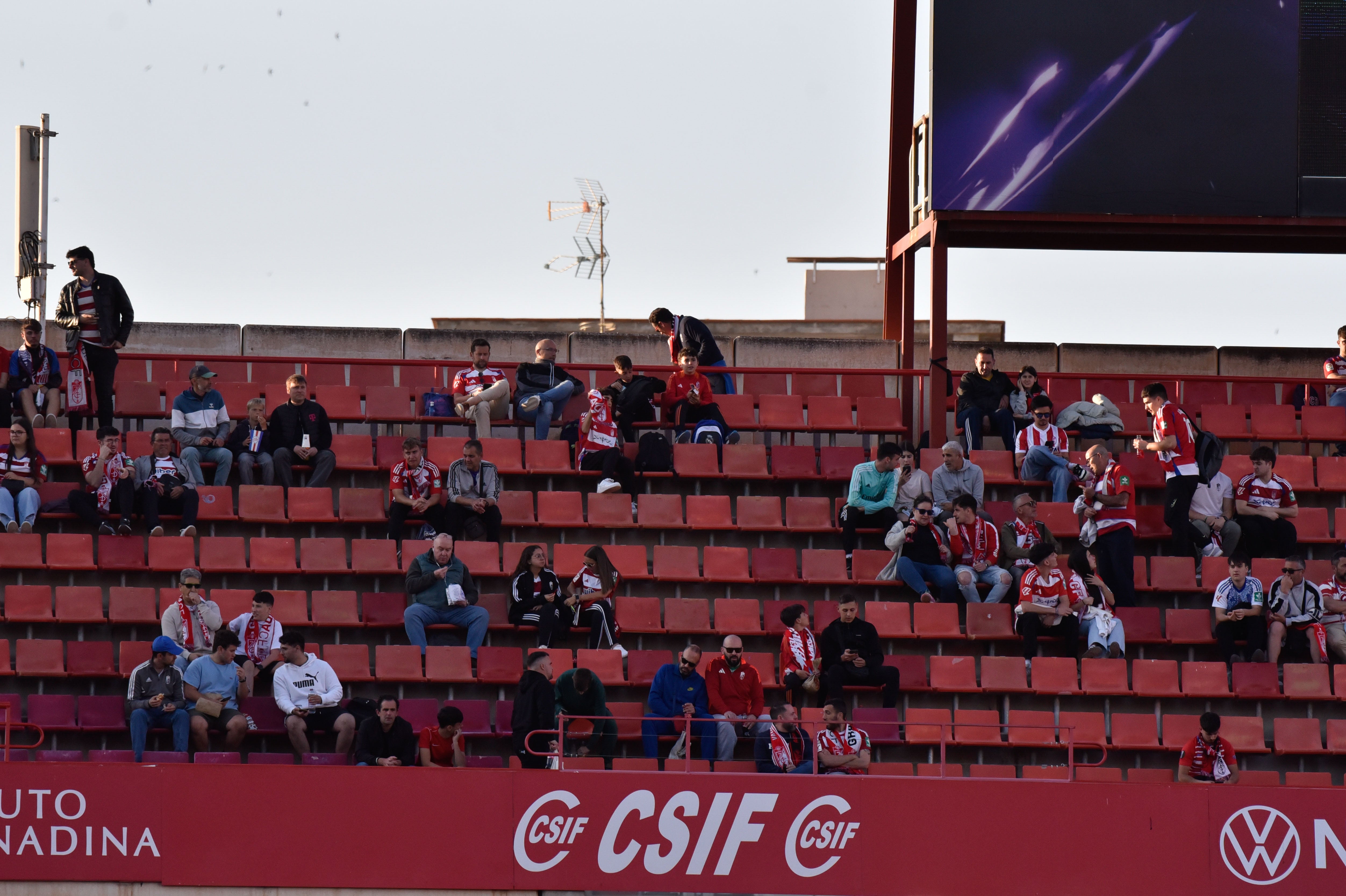 Encuéntrate en la grada del Granada-Eibar