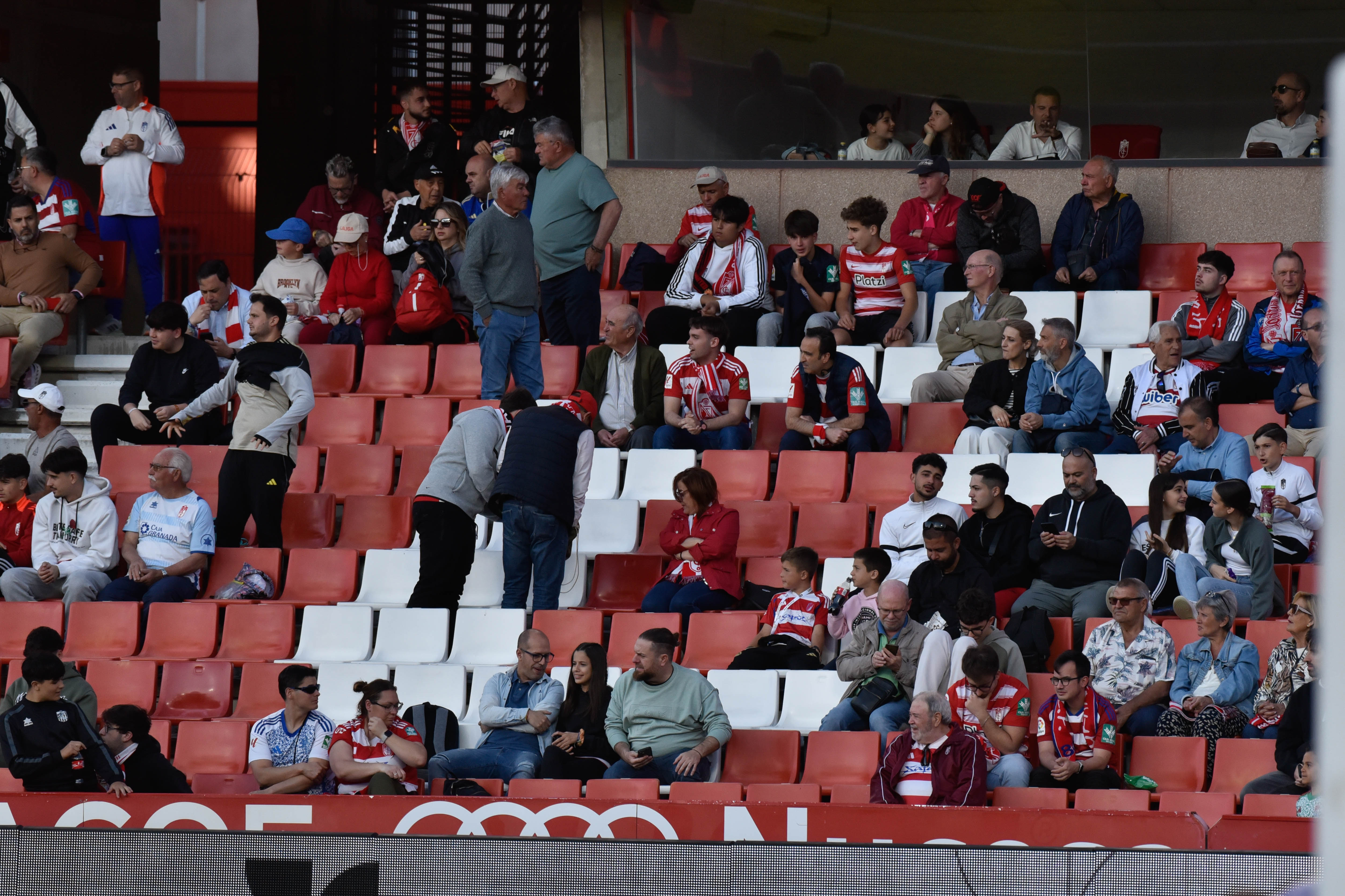 Encuéntrate en la grada del Granada-Eibar