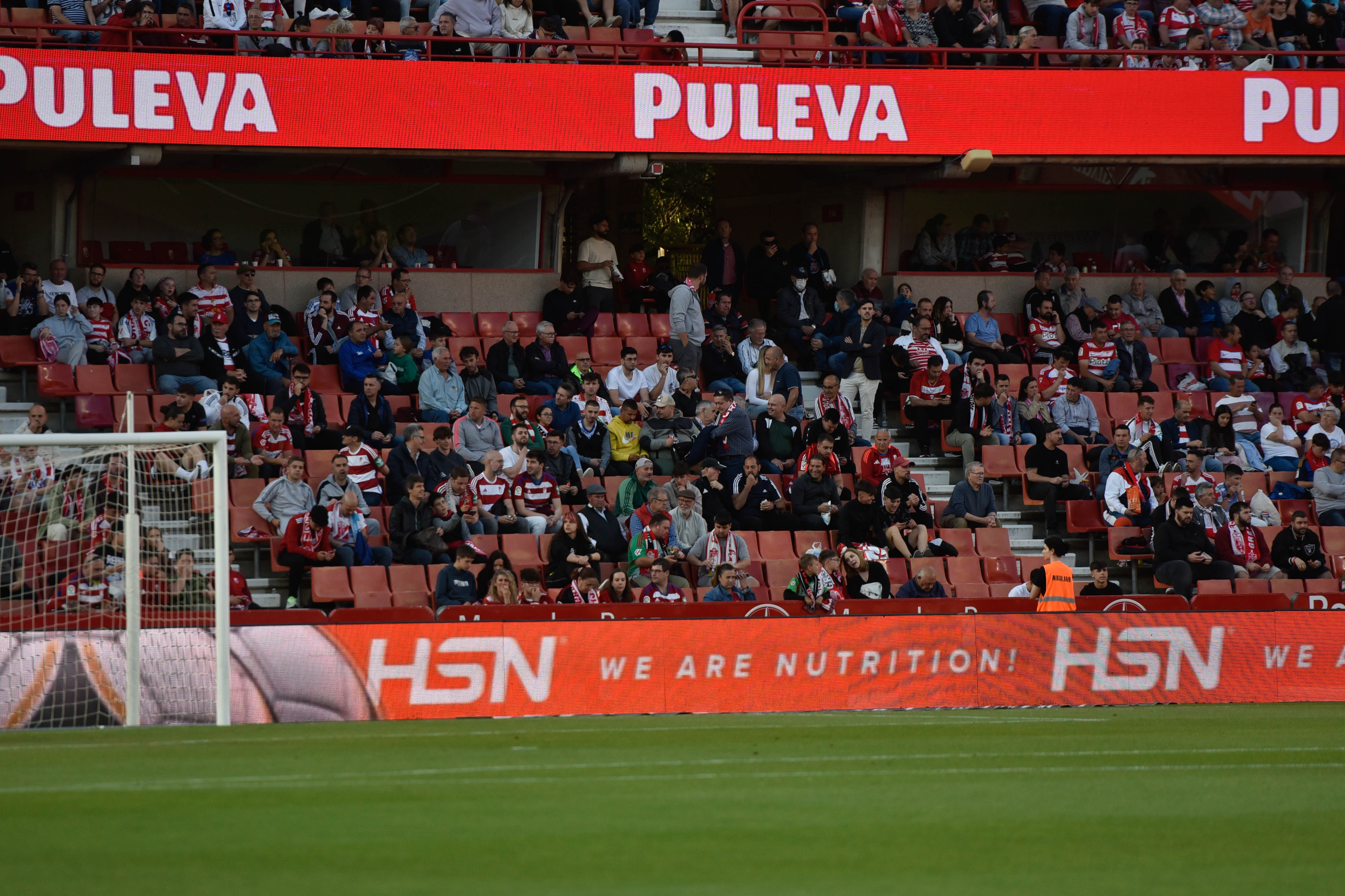 Encuéntrate en la grada del Granada-Eibar