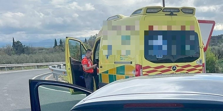 Descubren a un conductor de ambulancia drogado tras dar las ráfagas y adelantar a un coche de policía camuflado