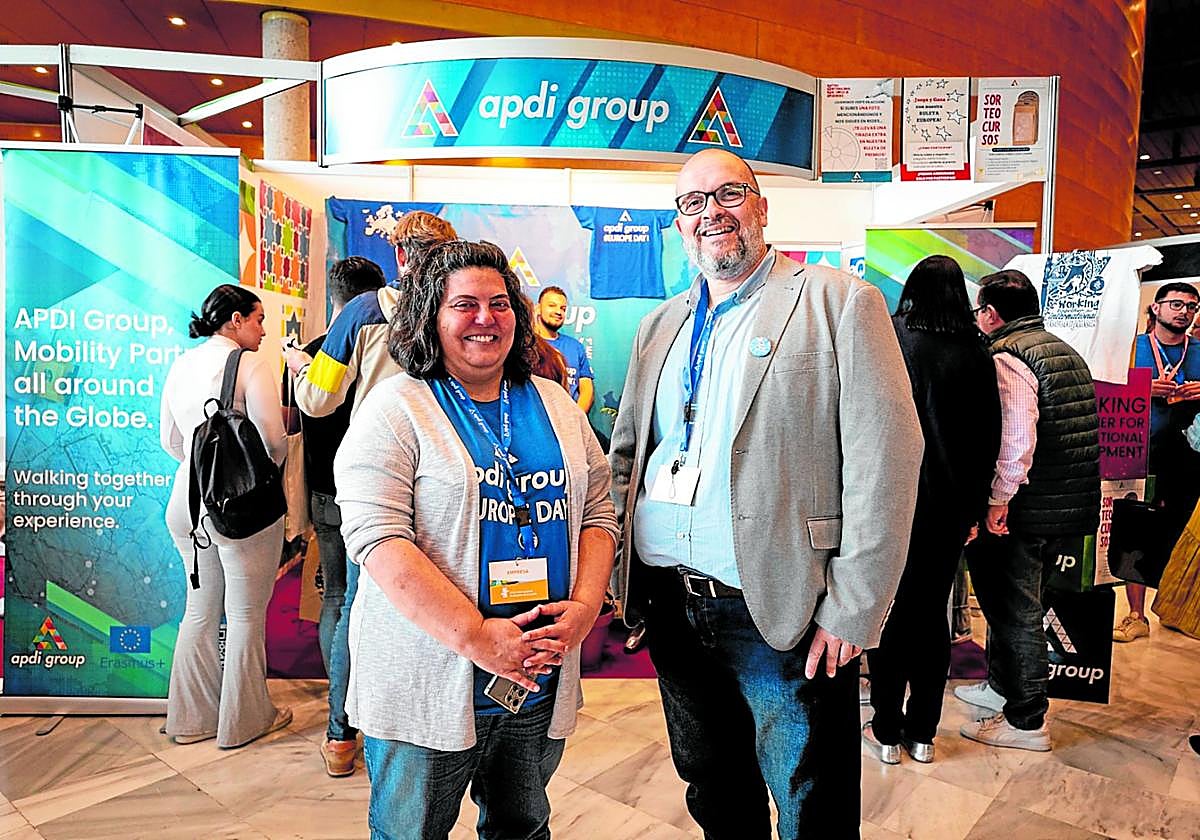 La subdirectora de Apdi Group, Ana Polo, junto al fundador de APDI Juan Antonio Rosado en el expositor de la Feria de Empleo que se ha celebrado esta semana en Granada.