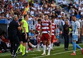 Lucas Boyé protesta una decisión arbitral en Málaga.