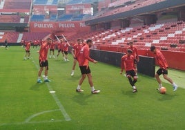 Rondos durante el último entrenamiento del Granada previo a la visita del Eibar ya en Los Cármenes.
