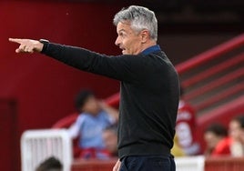 Fran Escribá señala durante el partido contra el Eibar.