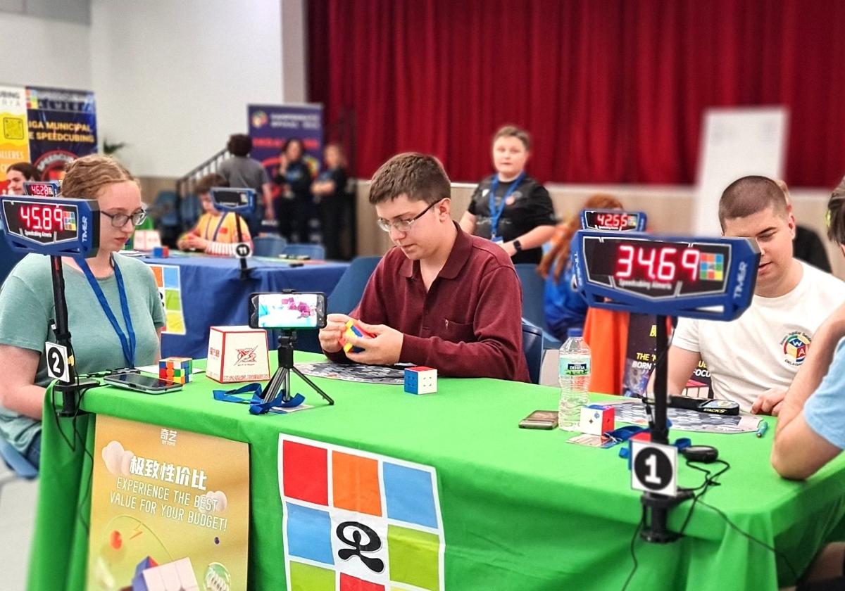 Velocidad, lógica y diversión en la ii liga municipal de speedcubing en almería | ideal