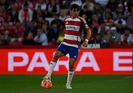 El rojiblanco Gonzalo Villar controla un balón frente al Eibar.