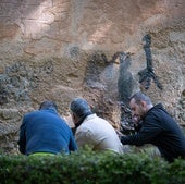 Los técnicos de la Alhambra borrando las pintadas,