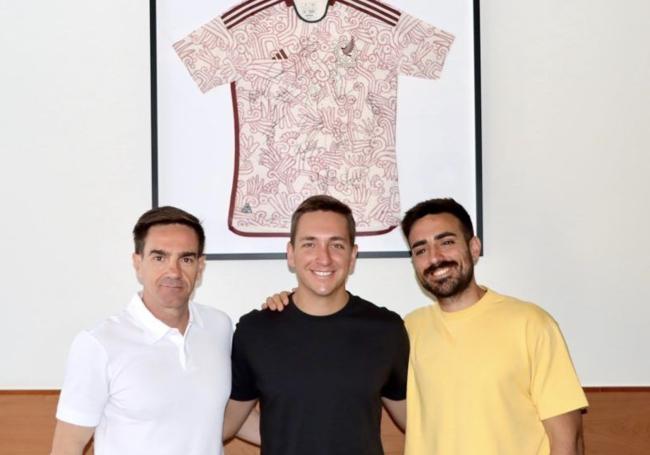 Arriba, Manuel Rodríguez, Andrés López y Andrés Baena, con la camiseta de México; abajo, los tres en el campus de la Universidad de Almería.