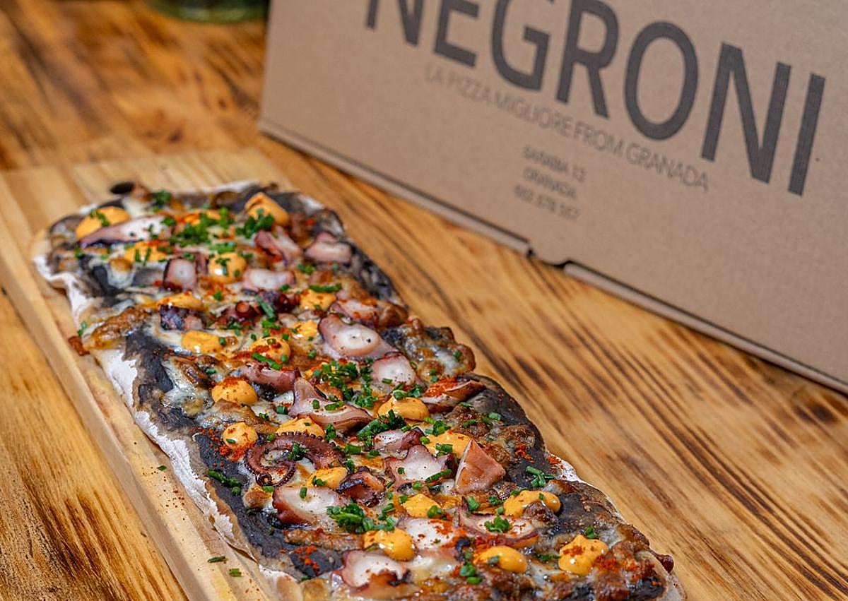 Imagen secundaria 1 - El restaurante de Granada que ofrece pizzas en pala: «La gente alucina»