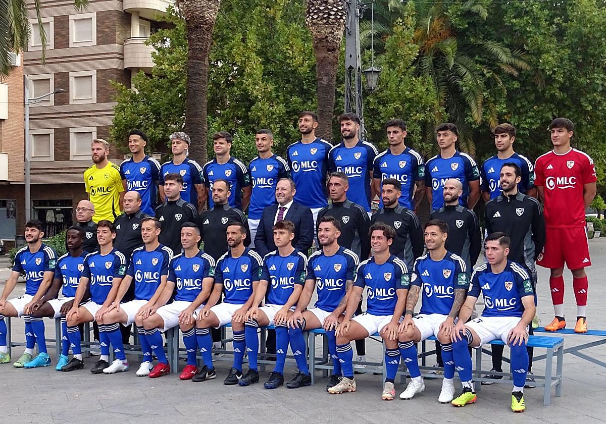 La plantilla del Linares en la recién concluida campaña 2024/25, haciéndose la foto oficial en el Paseo de Linarejos.