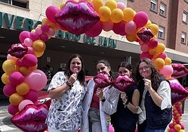 Personal sanitario y jóvenes lanzan besos en el acto a las puertas del hospital jienense.