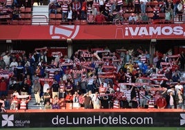 Aficionados del Granada, este lunes.