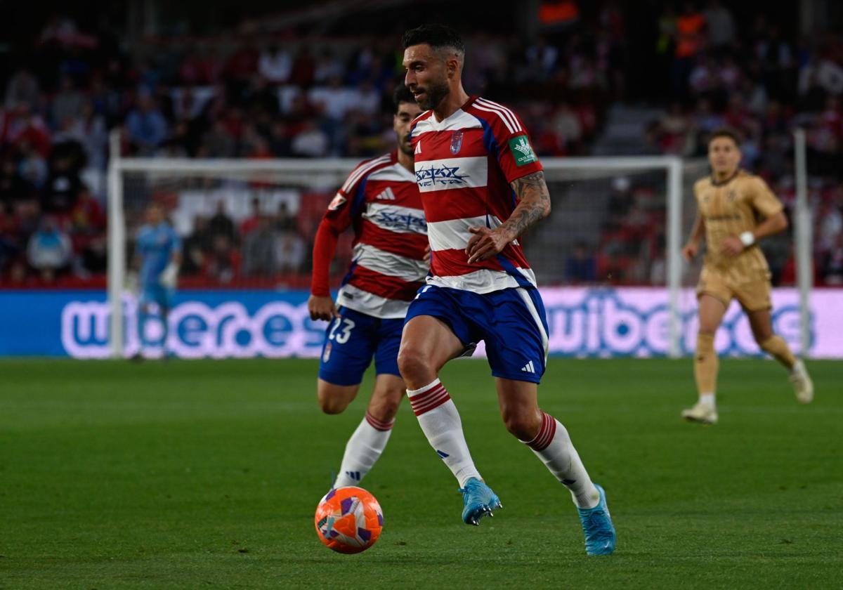 Borja bastón, el primer fichaje de la nueva era del granada cf cuyo papel no supera el fiasco | ideal
