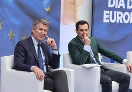 Juanma Moreno y Alberto Núñez Feijóo participan en un coloquio con motivo del Día de Europa la semana pasada.