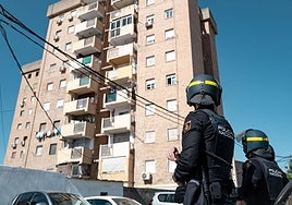 Agentes de la UPR vigilando ayer el exterior del Hotel Luz.