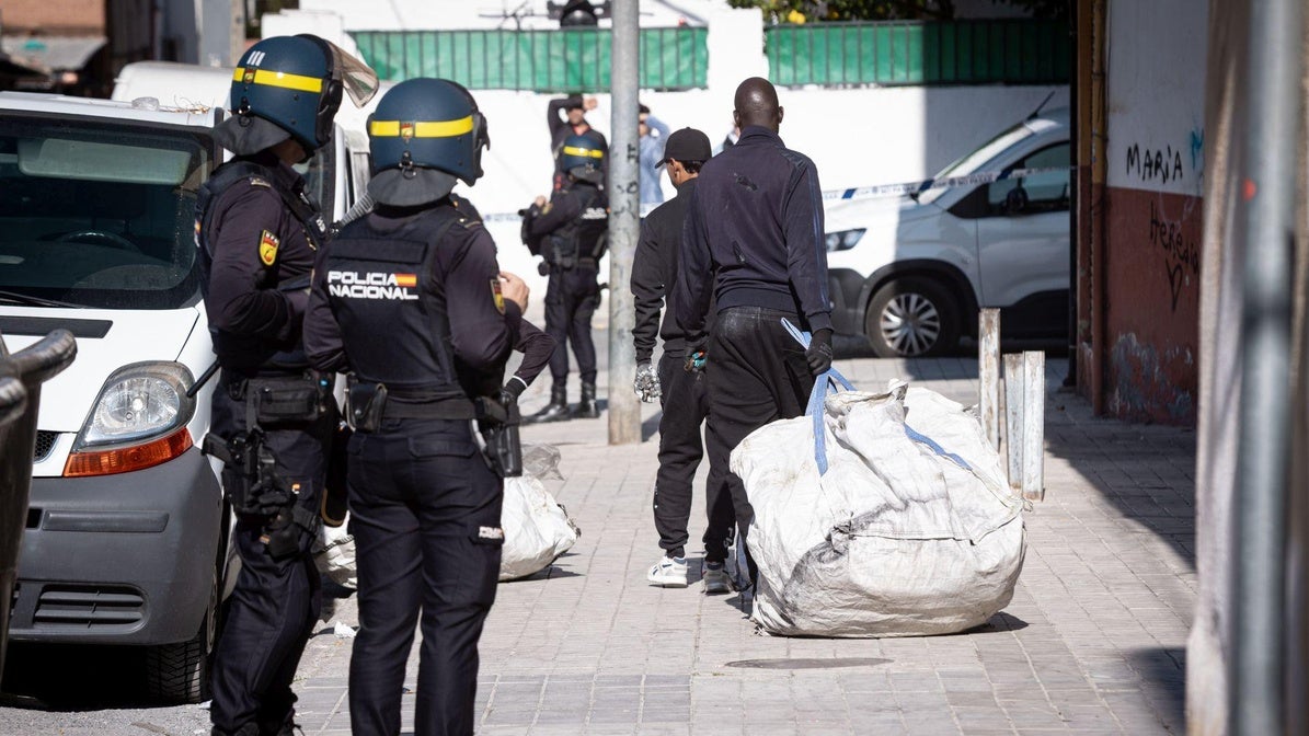 Trabajadores de una empresa especializada en cortar plantas arrastran un saco lleno de marihuana.