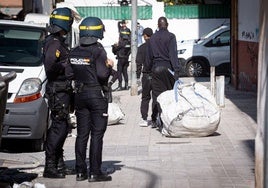 Trabajadores de una empresa especializada en cortar plantas arrastran un saco lleno de marihuana.