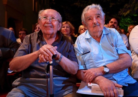 El poeta Rafael Guillén y Mujica entre el público del Festival 'Poesía en el Laurel' de La Zubia en 2018