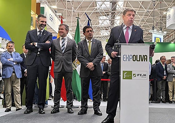 El ministro Luis Planas en su intervención, junto a Paco Reyes, Julio Millán y Ramón Fernández-Pacheco.