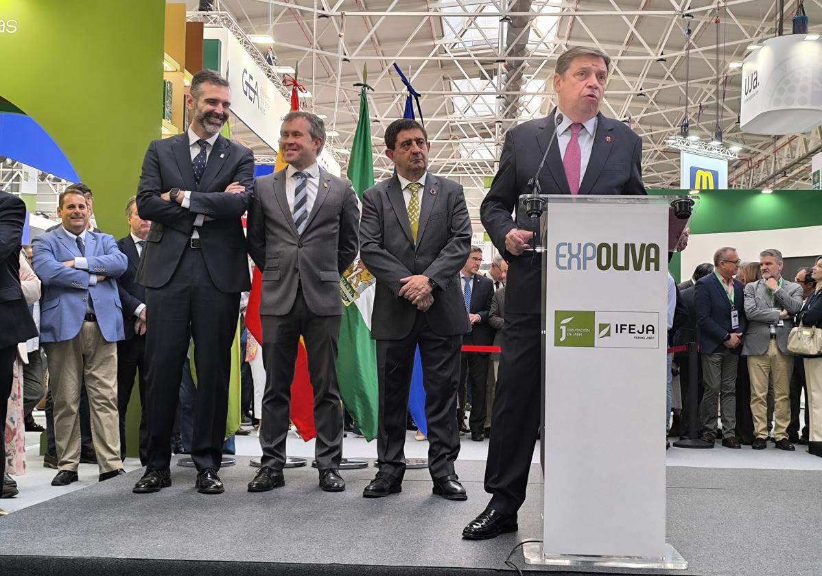 El ministro Luis Planas en su intervención, junto a Paco Reyes, Julio Millán y Ramón Fernández-Pacheco.