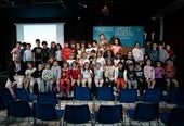 Ángeles Jiménez, junto a los escolares de primero y segundo del colegio Luis Rosales. A la izquierda, el director, Manuel Salinas.