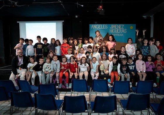 Ángeles Jiménez, junto a los escolares de primero y segundo del colegio Luis Rosales. A la izquierda, el director, Manuel Salinas.