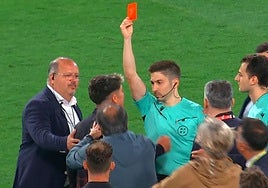 Palencia Caballero muestra la cartulina roja a Nico Melamed.