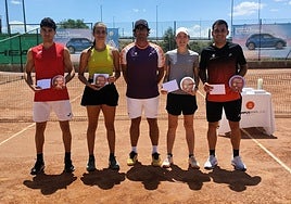 Finalistas del torneo, con José Antonio Sánchez en el centro.