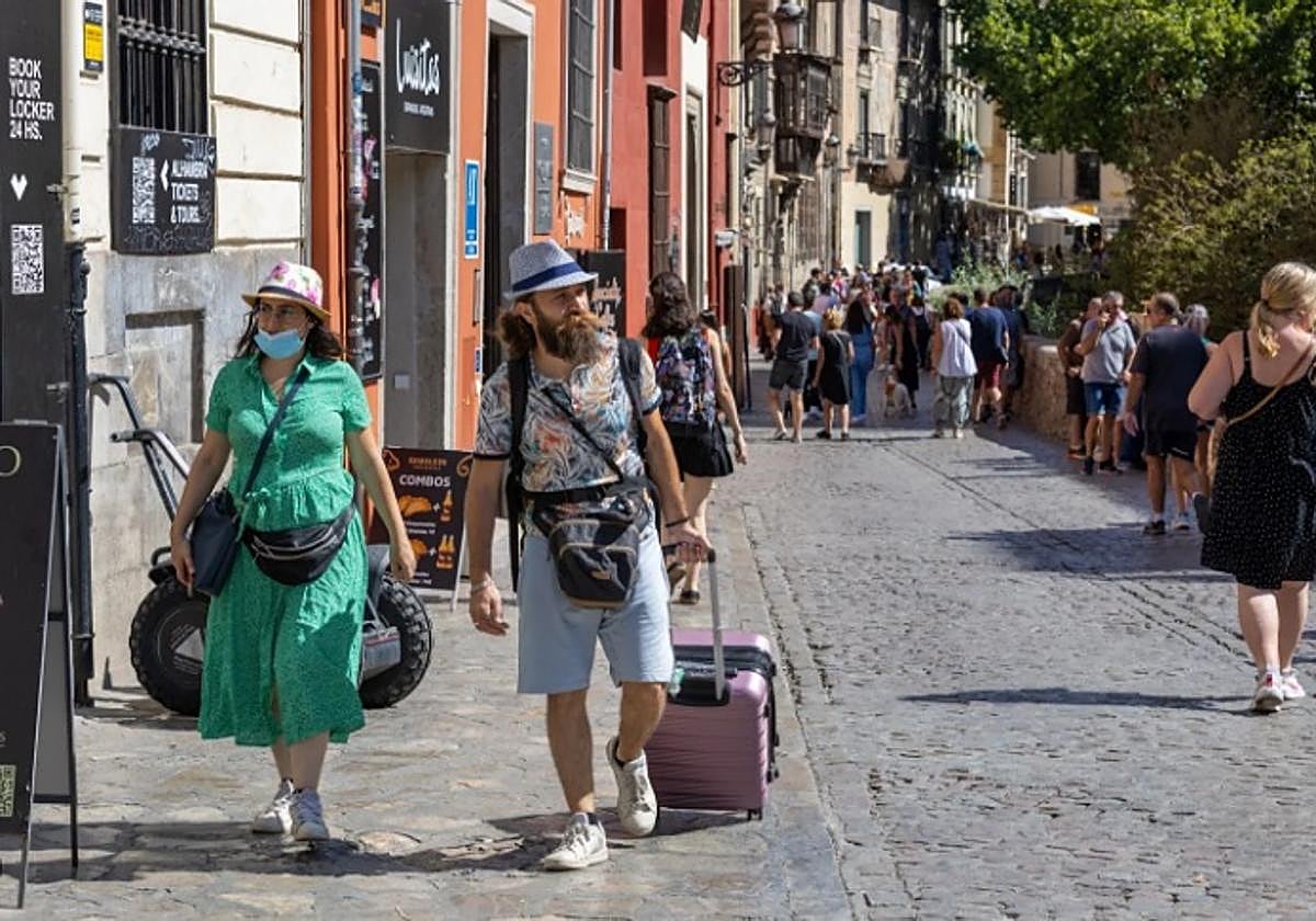 Una pareja de turistas busca su apartamento turístico en la capital granadina en una imagen de archivo.