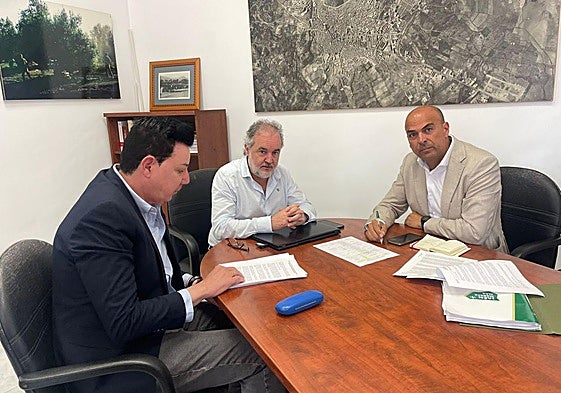 Reunión entre los concejales y los técnicos municipales.