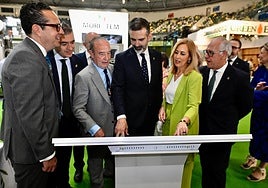 Visita del consejero Ramón Fernández-Pacheco a un estand de Expoliva.