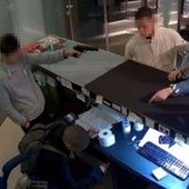 Momento en el que los atracadores amenazaban y buscaban la caja registradora de uno de los establecimientos.