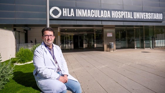 El especialista Francisco Javier Vicente Prados, en la entrada del HLAInmaculada, en la capital granadina.