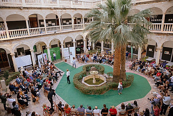 La Asociación Española Contra el Cáncer en Almería organiza el desfile 'Mucho x vivir', con mujeres operadas de cáncer de mama