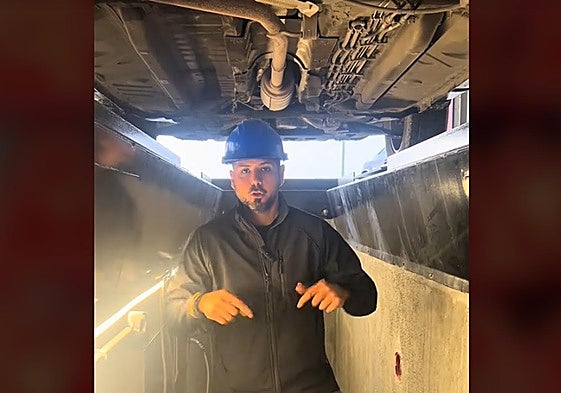 Pedro, empleado de ITV y mecánico, en uno de sus vídeos de TikTok.